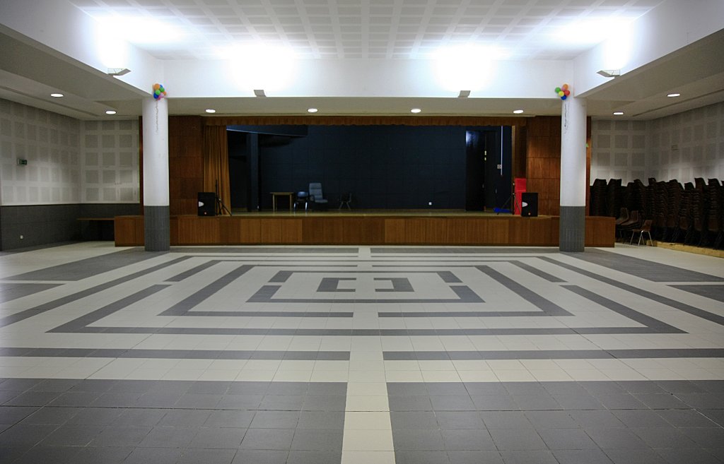 Salão de eventos do Centro Social Paroquial São Romão de Carnaxide, com palco ao fundo